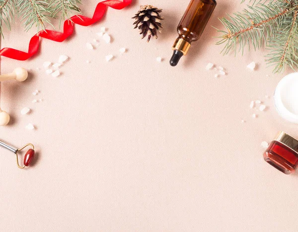 Güzellik yüz ve vücut kozmetik ürünleri ve noel konulu kopya alanı. Cilt bakım ürünleri. Vücut bakımı ve tedavi ev konseptinde. Pastel pembe arkaplan