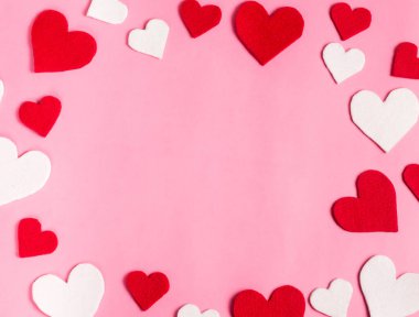 Sevgililer Günü geçmişi. Pembe arka planda kopyalama alanı olan düz kırmızı ve beyaz kalpler. Sevgililer Günü konsepti