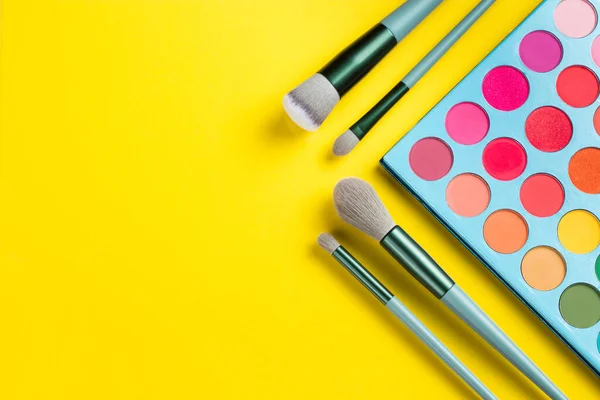 Flat Lay Eyeshadow Palette Makeup Brushes Illuminating Yellow Background Copy — Stock Photo, Image