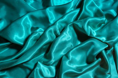 Neon tidewater yeşil ışıkta pürüzsüz, zarif ipek kumaş. 2021 'in moda rengi. Doku, arkaplan, kopyalama alanı