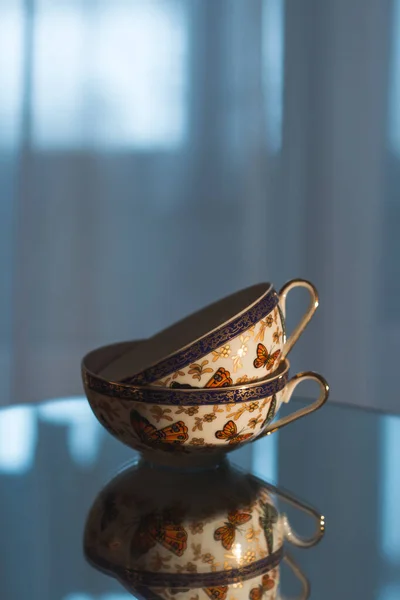 Zwei Teetassen Auf Dem Glastisch Mit Reflexion — Stockfoto