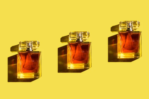 Padrão Perfume Mulher Sobre Fundo Amarelo Iluminante Vista Superior Flat — Fotografia de Stock