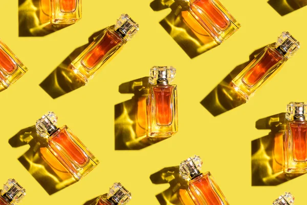 Patrón Perfume Mujer Fondo Amarillo Iluminador Vista Superior Posición Plana — Foto de Stock