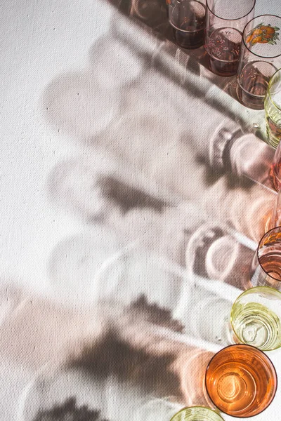 Bicchieri Acqua Con Fulmine Posteriore Belle Ombre Sul Tavolo Bianco — Foto Stock