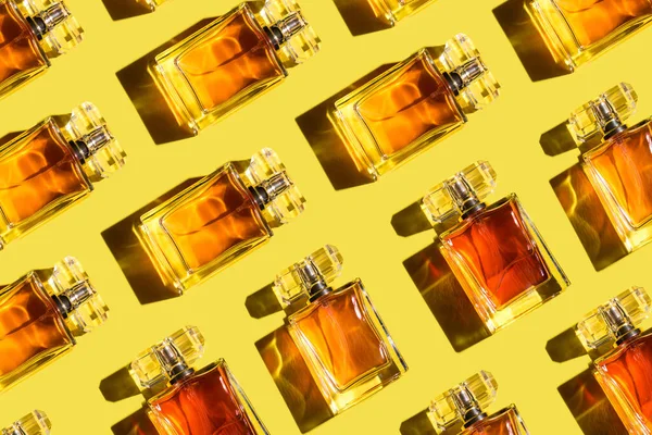 Wzór Kobiecych Perfum Oświetlającym Żółtym Tle Widok Góry Płaski Leżak — Zdjęcie stockowe
