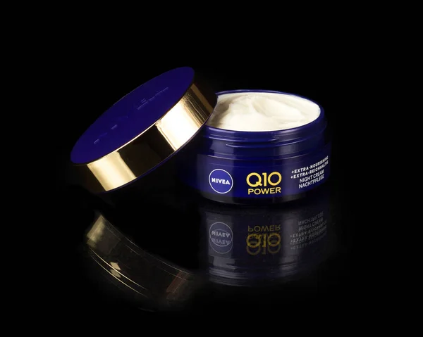 Riga, Letonya... 12 Aralık 2020: Nivea Q10 güç kremi siyah üzerine yansıyarak izole edildi. Nivea dünyanın en ünlü cilt kremidir. İllüstrasyon Editörü