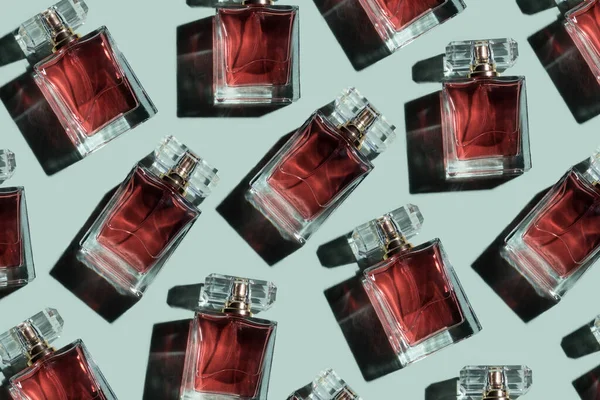 Turkuaz Arka Planda Kadın Parfümü Şişeleri Üst Manzara Düz Yatak — Stok fotoğraf