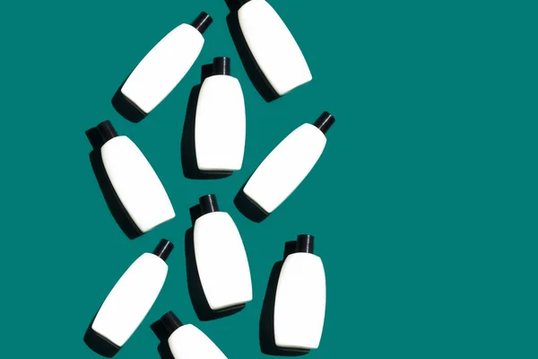 Wzór Białych Pustych Butelek Kosmetycznych Pastelowym Zielonym Tle Kosmetyki Leżały — Zdjęcie stockowe