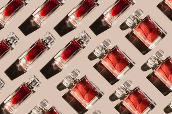 Padrão Perfume Mulher Fundo Bege Pastel Vista Superior Flat Lay — Fotografia de Stock