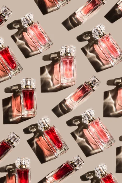 Patrón Perfume Mujer Fondo Beige Pastel Vista Superior Posición Plana —  Fotos de Stock