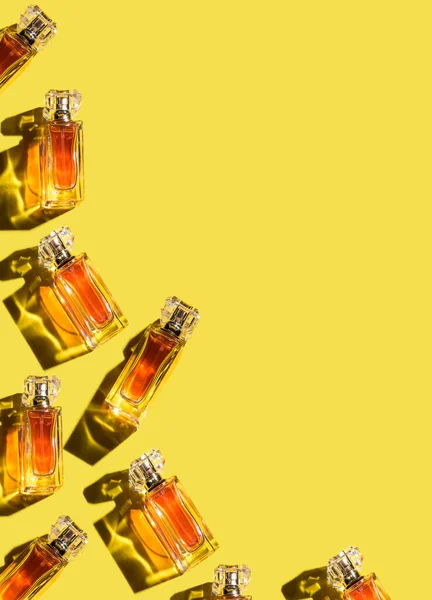 Padrão Perfume Mulher Fundo Amarelo Iluminante Vista Superior Flat Lay — Fotografia de Stock