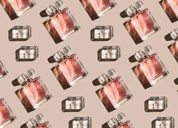 Een Patroon Van Vrouwelijke Parfum Pastel Beige Achtergrond Bovenaanzicht Platte — Stockfoto