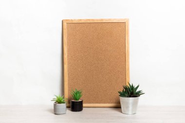 Kopyalama alanı olan bir poster. Ev bitkisi sulu ve kaktüslü ahşap bir çerçeve. İskandinav tarzı iç mekan. Beyaz, minimalizm. Boşluğu kopyala