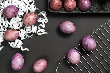 Paskalya dairesi siyah yumurta kutusunda renkli yumurtalarla kaplıydı. Siyah yüzeyde beyaz dekoratif yuva vardı. Ev kutlama konsepti