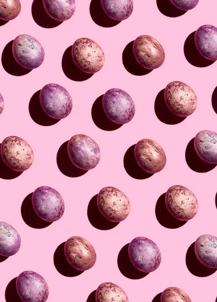 Paskalya deseni. Pembe arka planda renkli boyanmış yumurtalar. Sert ışık, sert gölgeler. Selamlama, davet kartları ve kapaklar için resim.