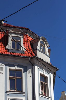 Eski şehrin merkezinde kırmızı çatılı eski bir mimari bina. Turizm