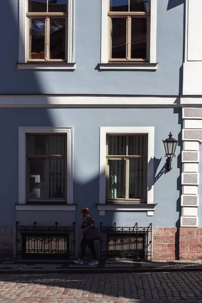 Old Town 'un merkezindeki eski mavi mimari binasının ön cephesi. Turizm