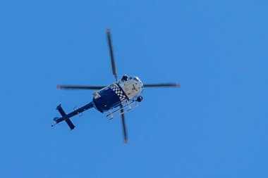 Queensland polis helikopterinin yukarı doğru görüntüsü