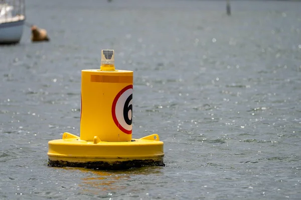 Ragazzo Giallo Con Velocità Massima Nodi — Foto Stock