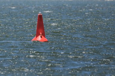 Suda yüzen kırmızı bir navigasyon feneri.