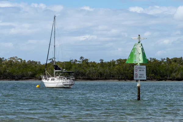 Nehirde demirli bir tekne