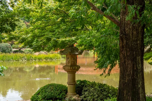 Estátua Japonesa Com Lago Fundo Nos Jardins Japoneses Toowoomba — Fotografia de Stock
