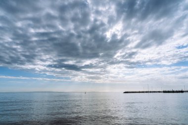 Bulutlu ve fırtınalı bir sabah iskelede