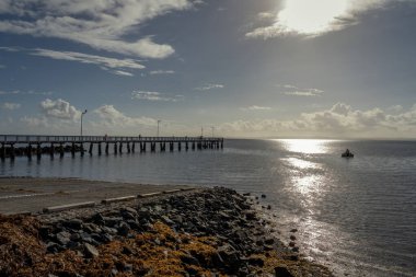 Peir ve tekne rampası Sabah güneş doğarken