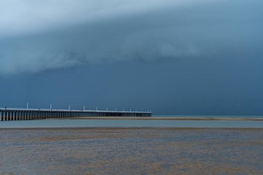 Bulutlu gökyüzü ile Hervey Körfezi 'nde iskele