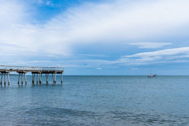 Hervey Körfezi Sahili, iskeleli ve yelkenli tekneli.