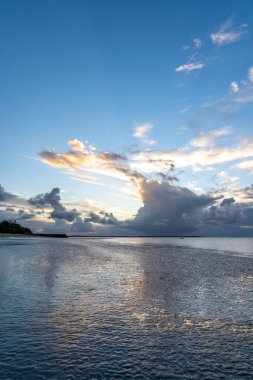 Altın saat boyunca dramatik bulutlu gökyüzü