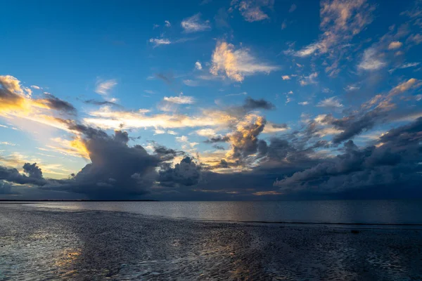 Dramatyczne Niebo Plaży Hervey Bay — Zdjęcie stockowe