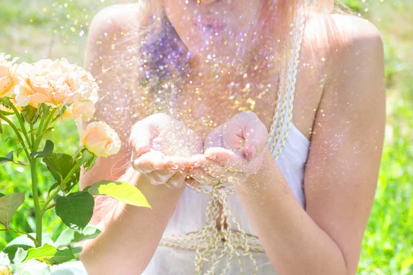 Genç sarışın kadın altın ve mor parlak açık havada s üfleme