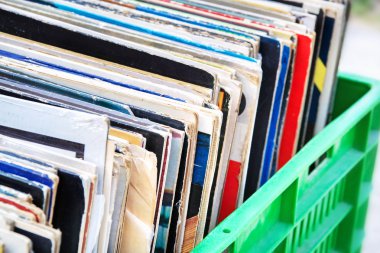 Yeşil kutu closeup vinil kayıtları