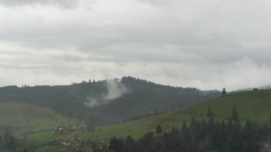 Bukovel, Ukrayna 'da bulutlu bir günde dağların manzarasına bak