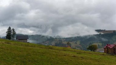Bukovel, Ukrayna 'da bulutlu bir günde dağların manzarasına bak