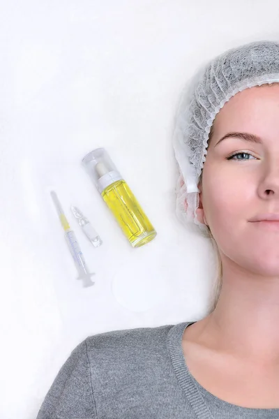 Genç kadın spa salonda enjeksiyonlar için bekliyor