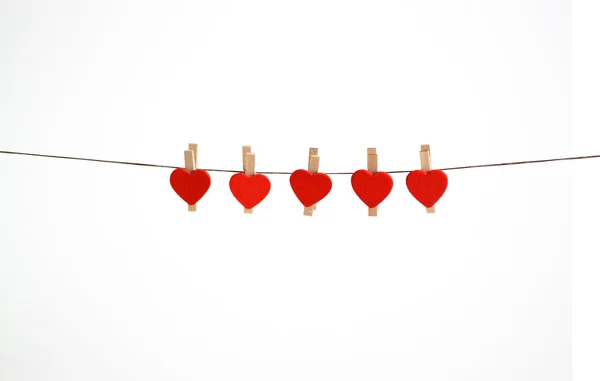Küçük kırmızı kalpler bir ipte asılı