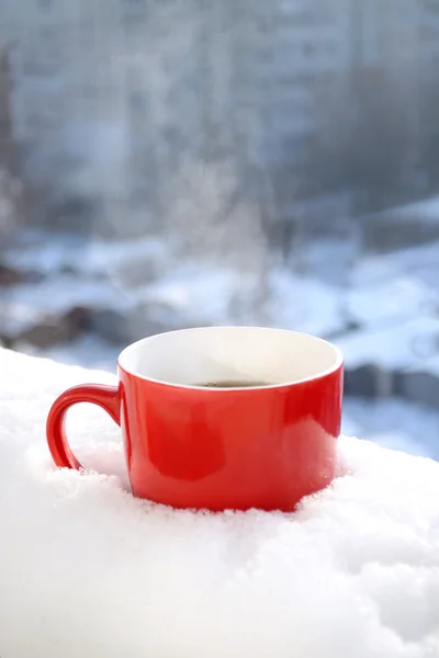 Кубок красного чая в снегу по утрам зимнее настроение Рождество — стоковое фото
