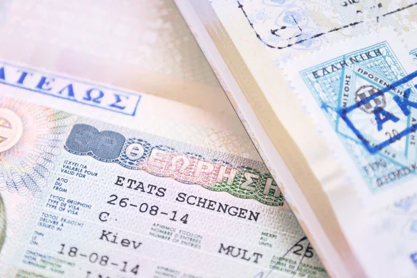Yunan Avrupa Birliği Shengen vizesi ile iki pasaportu