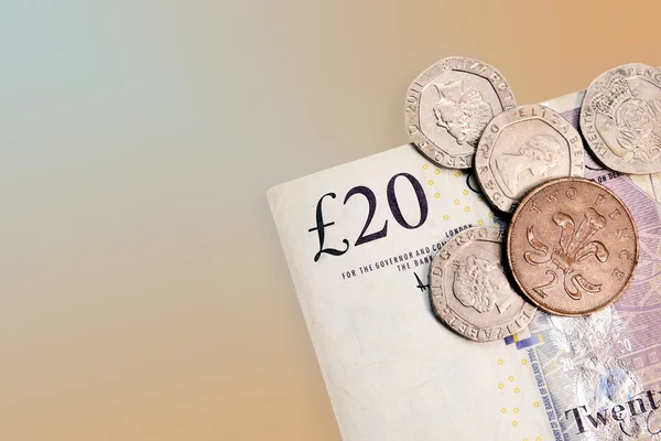 Yirmi İngiliz Lirası ve peni sikkeler üzerinde arka izole