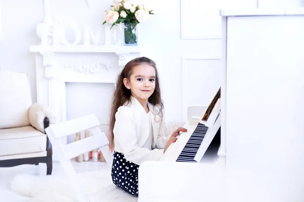 Beyaz eski boya yüzeyindeki çatlaklar