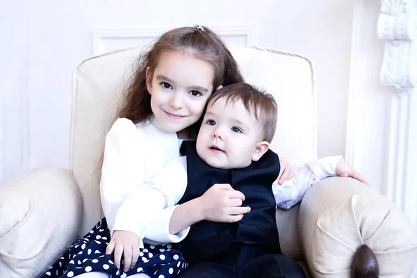 Beyaz eski boya yüzeyindeki çatlaklar