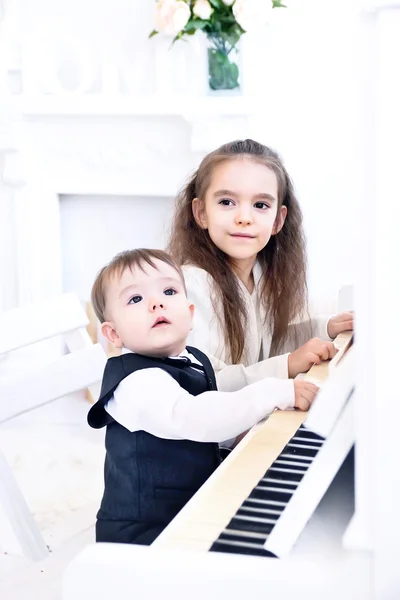 Beyaz eski boya yüzeyindeki çatlaklar