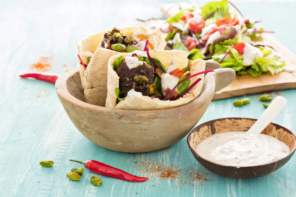 Fräsch sallad med köttbullar i bröd. — Stockfoto