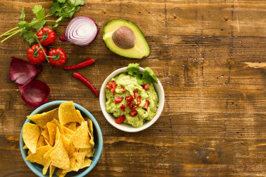 Avokado ve domates Meksika yemeği ile guacamole. ahşap arka plan