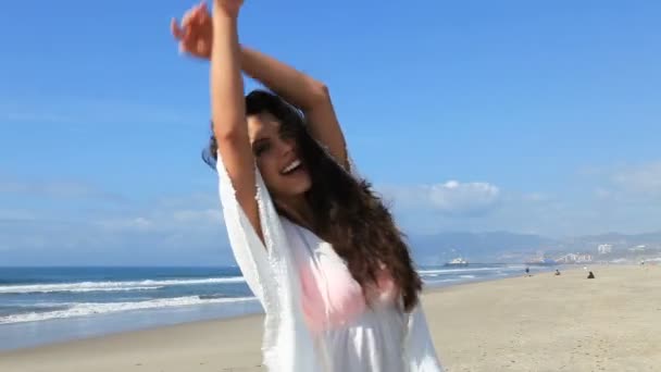 Mujer en la playa — Vídeo de stock