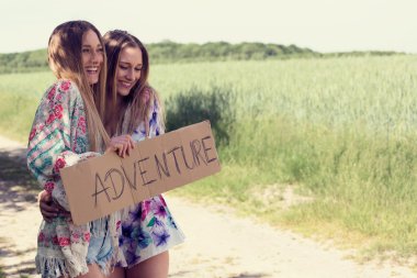 kadın ikizleri. tatil kavramı. renk filtresi. bağımsız seyahat