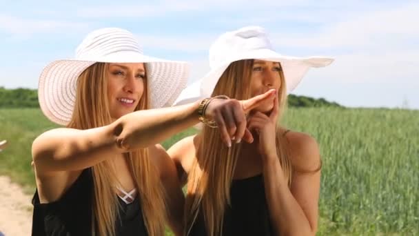 Female twins making a bicycle tour. summerfeeling. hd — Stock Video