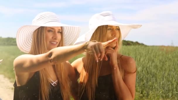 Female twins making a bicycle tour. summerfeeling. dust and leaks. hd — Stock Video